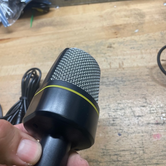 Recording microphone with volume  and cord 
New - Picture 6 of 6